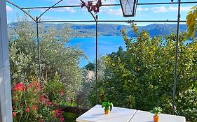 Studio Avec Terrasse Et Jolie Vue Sur Le Lac